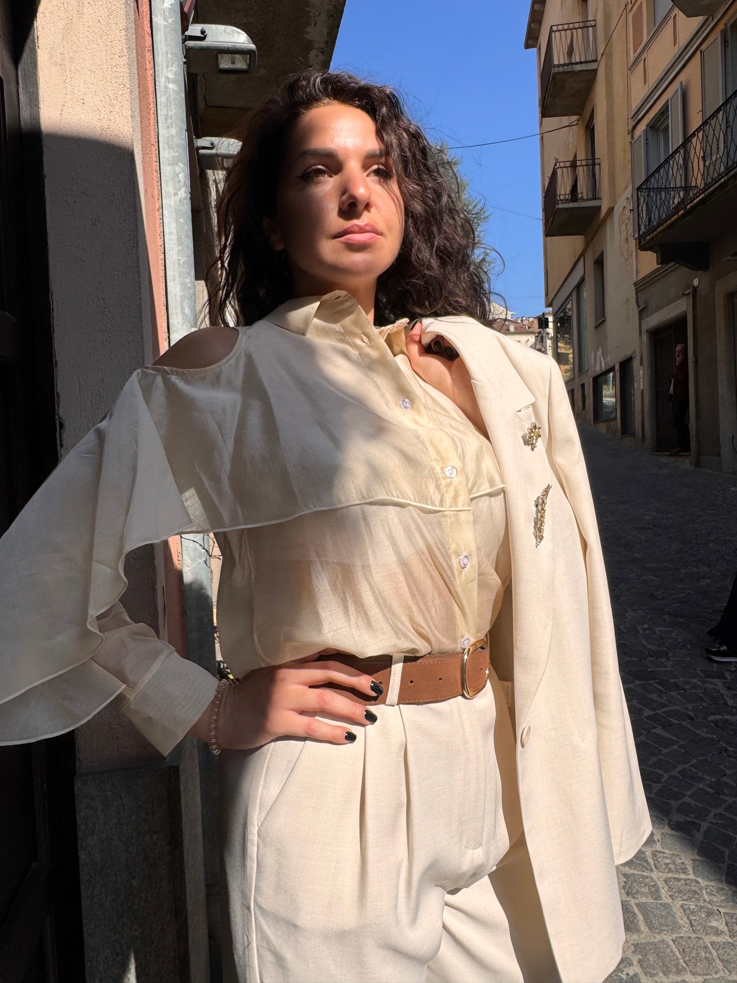 Blusa con spallina scoperta
