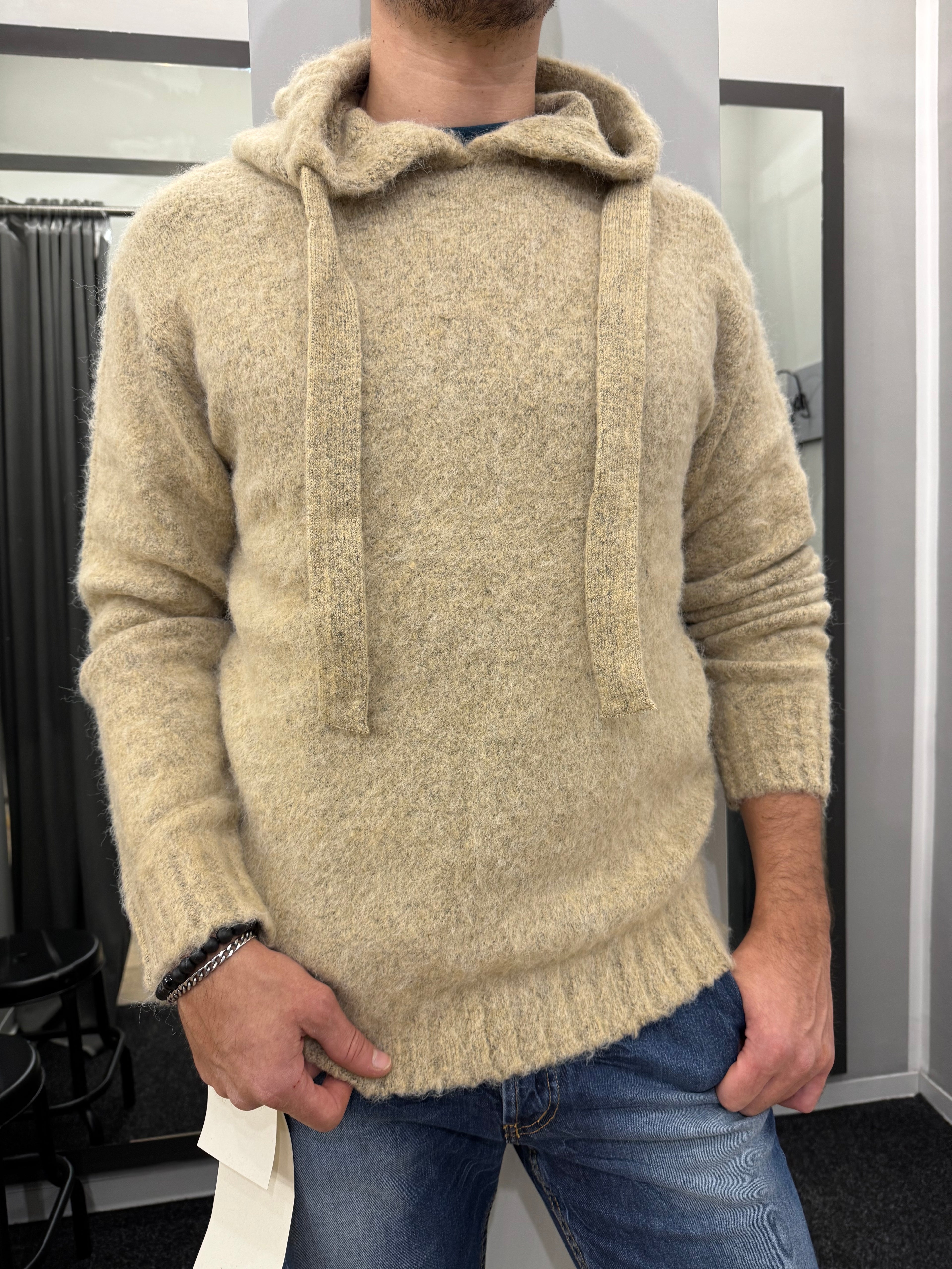 Maglia con cappuccio - NoMoreBrand