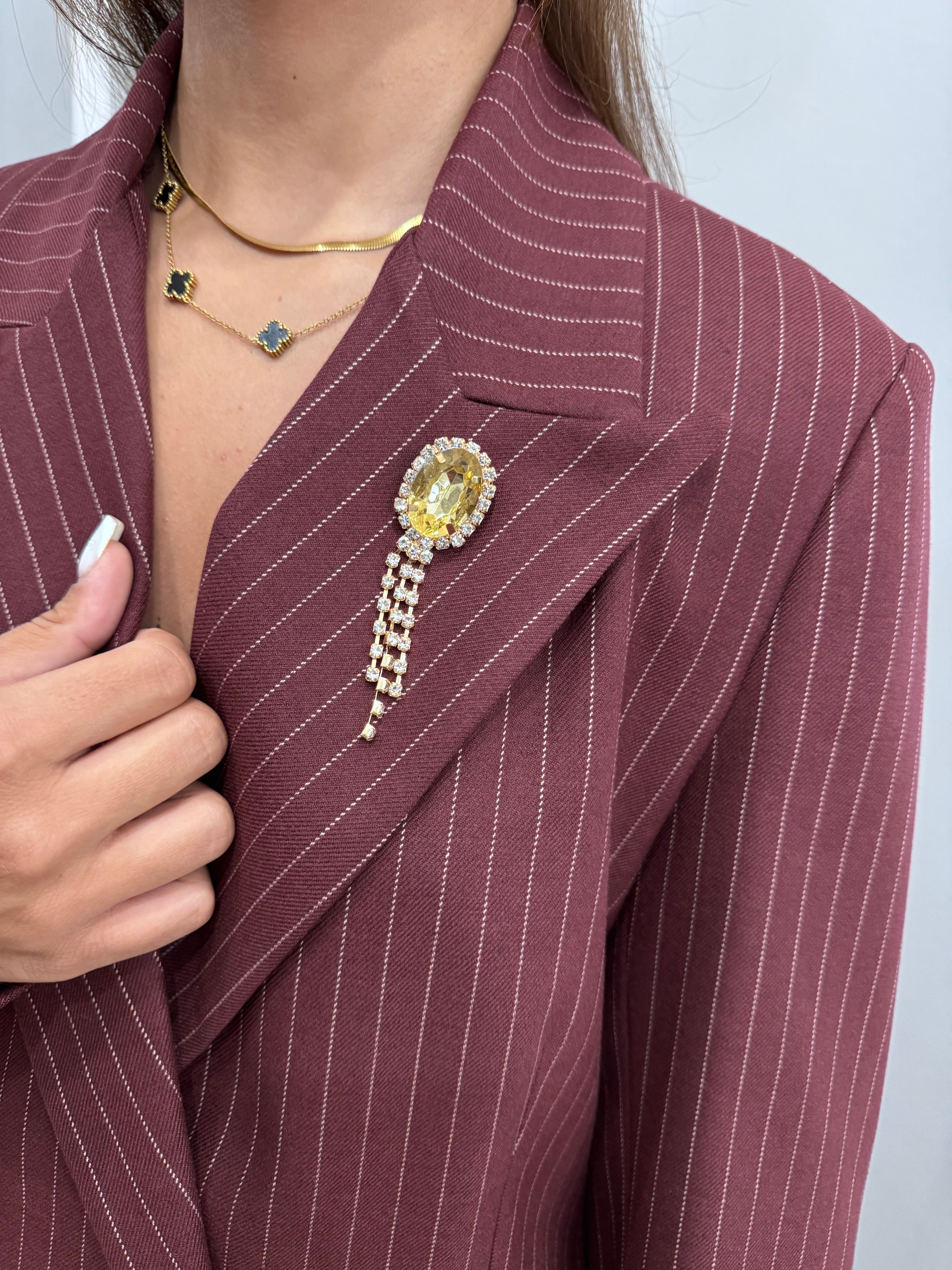 Giacca gessata con spilla - NoMoreBrand