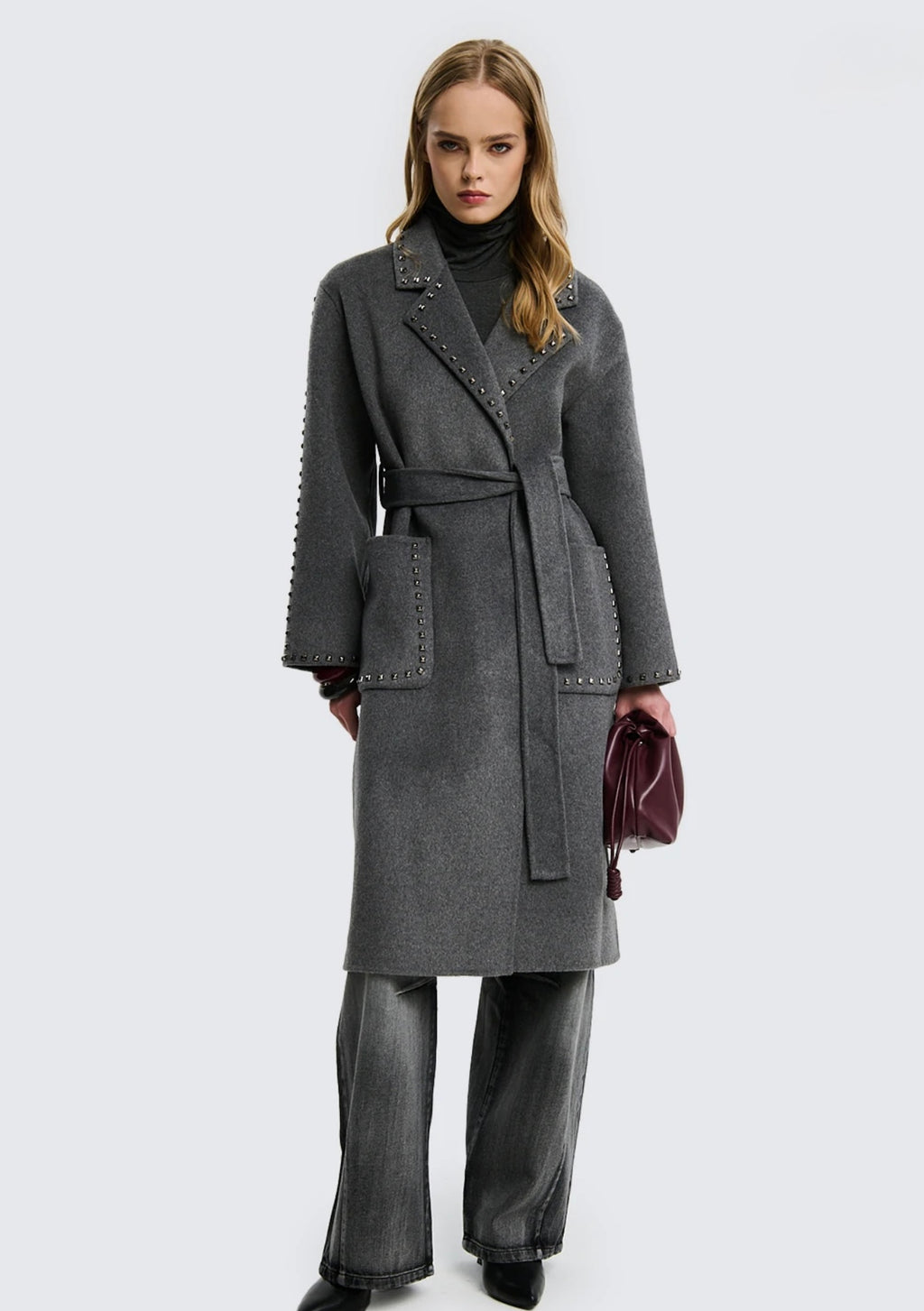 Cappotto con borchie in lana