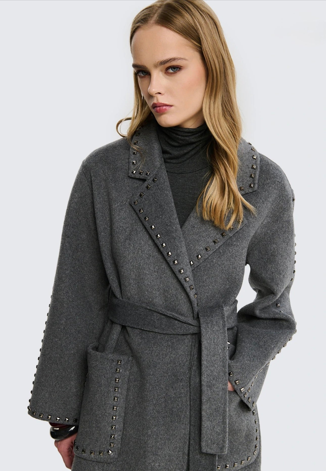 Cappotto con borchie in lana