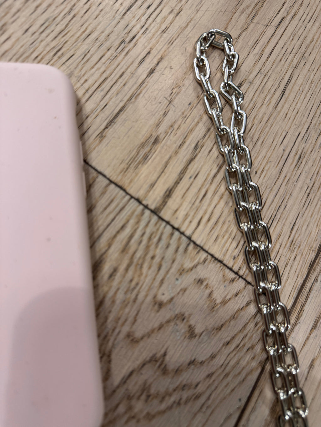 Portacelullare a catena MUPAJI - NoMoreBrand