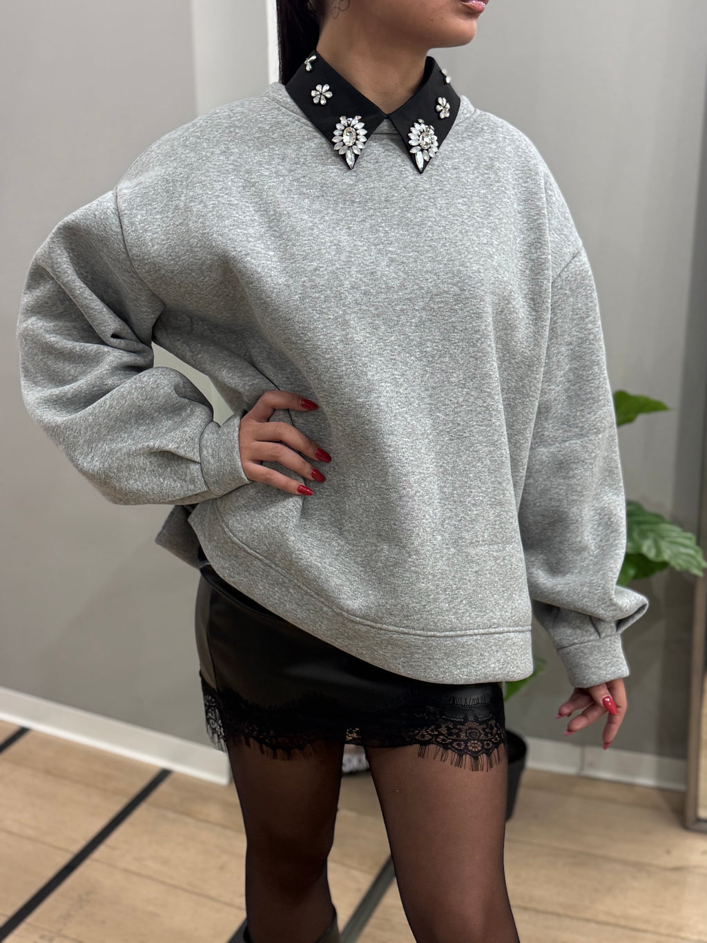 Maxi felpa con colletto gioiello - NoMoreBrand