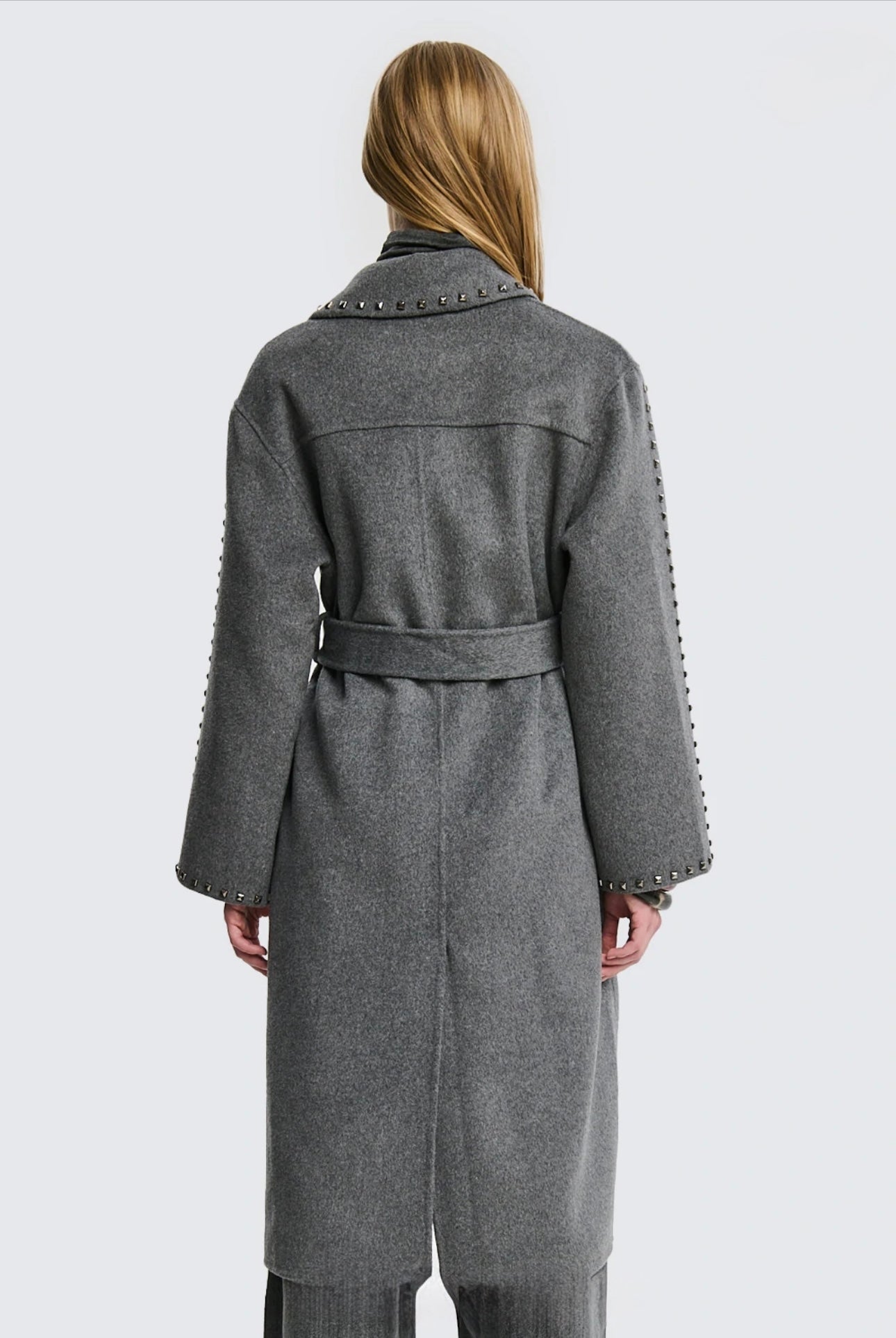 Cappotto con borchie in lana