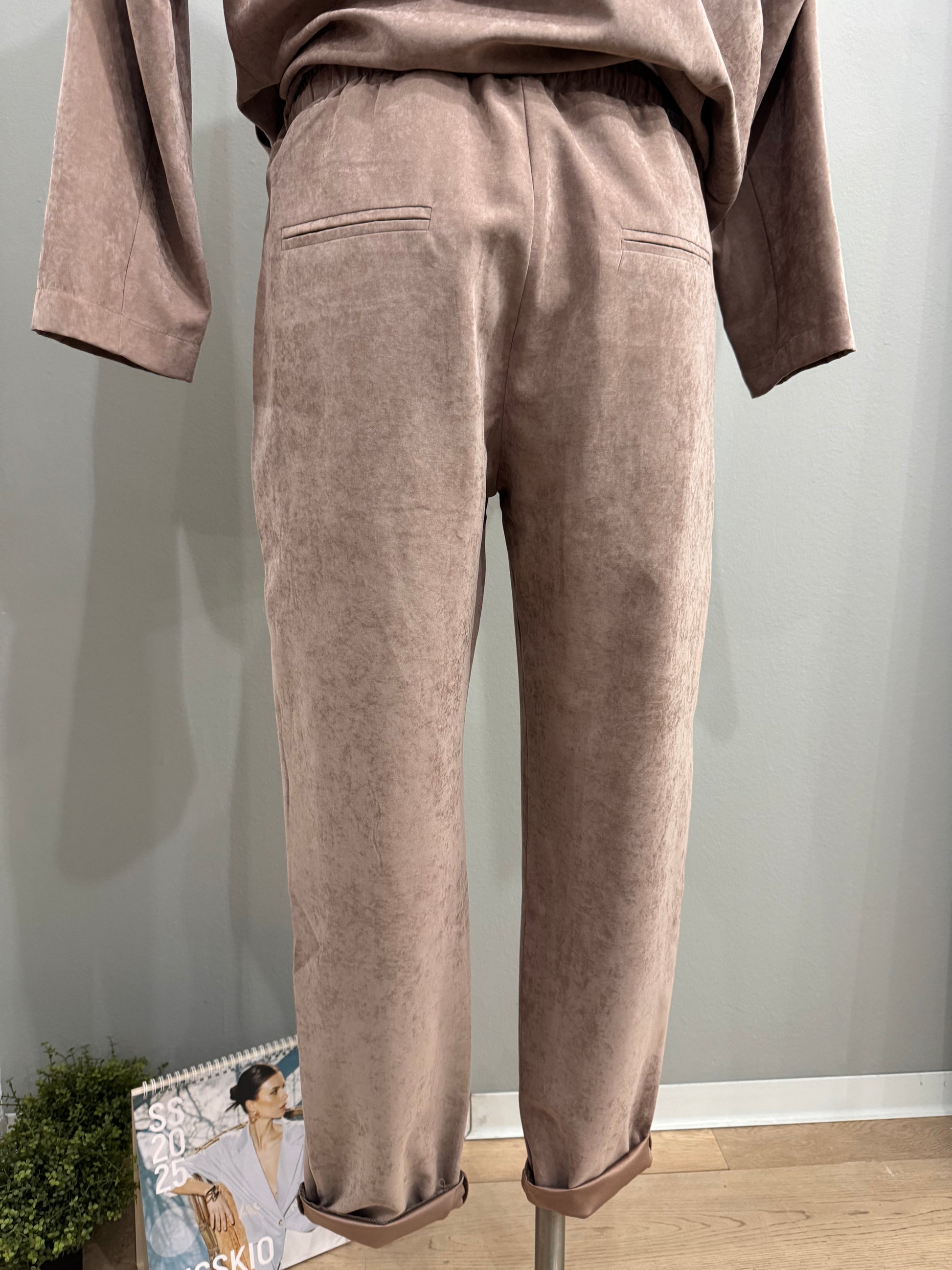 Pantalone in camoscio - NoMoreBrand