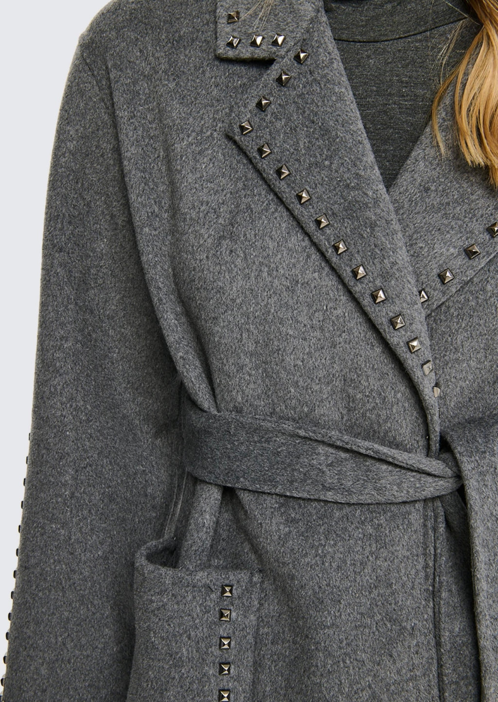 Cappotto con borchie in lana