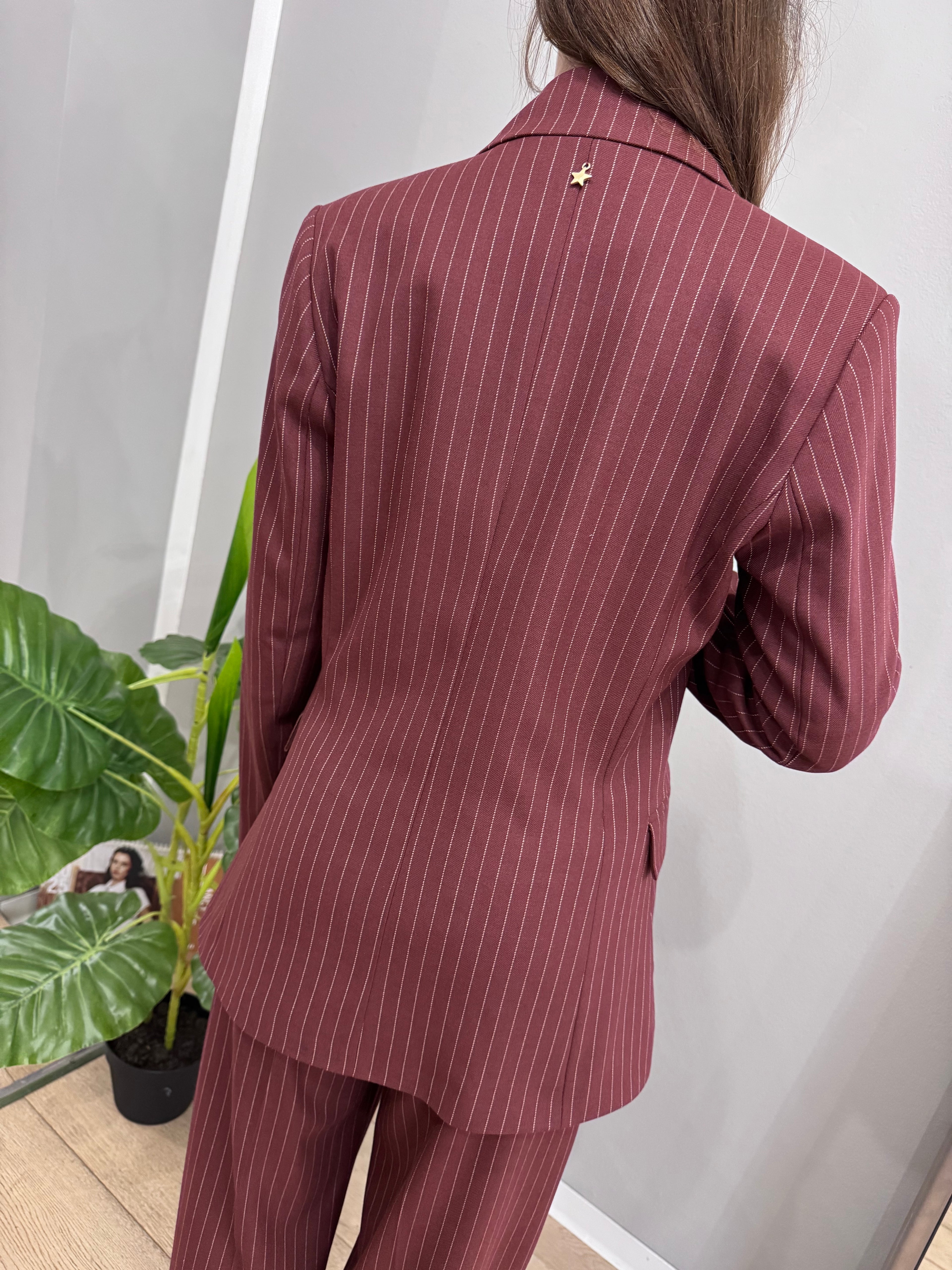 Giacca gessata con spilla - NoMoreBrand