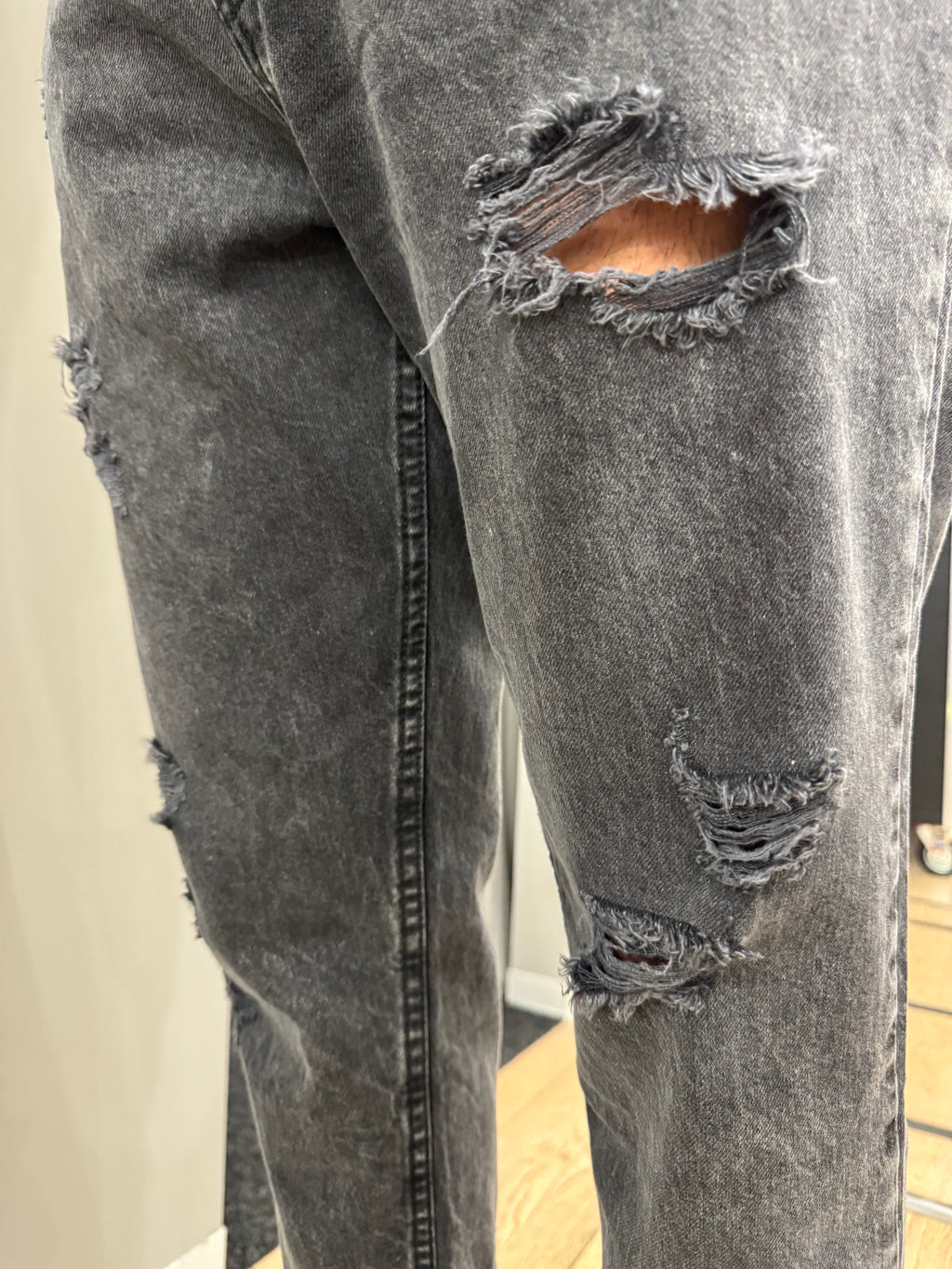 Jeans con strappi - NoMoreBrand
