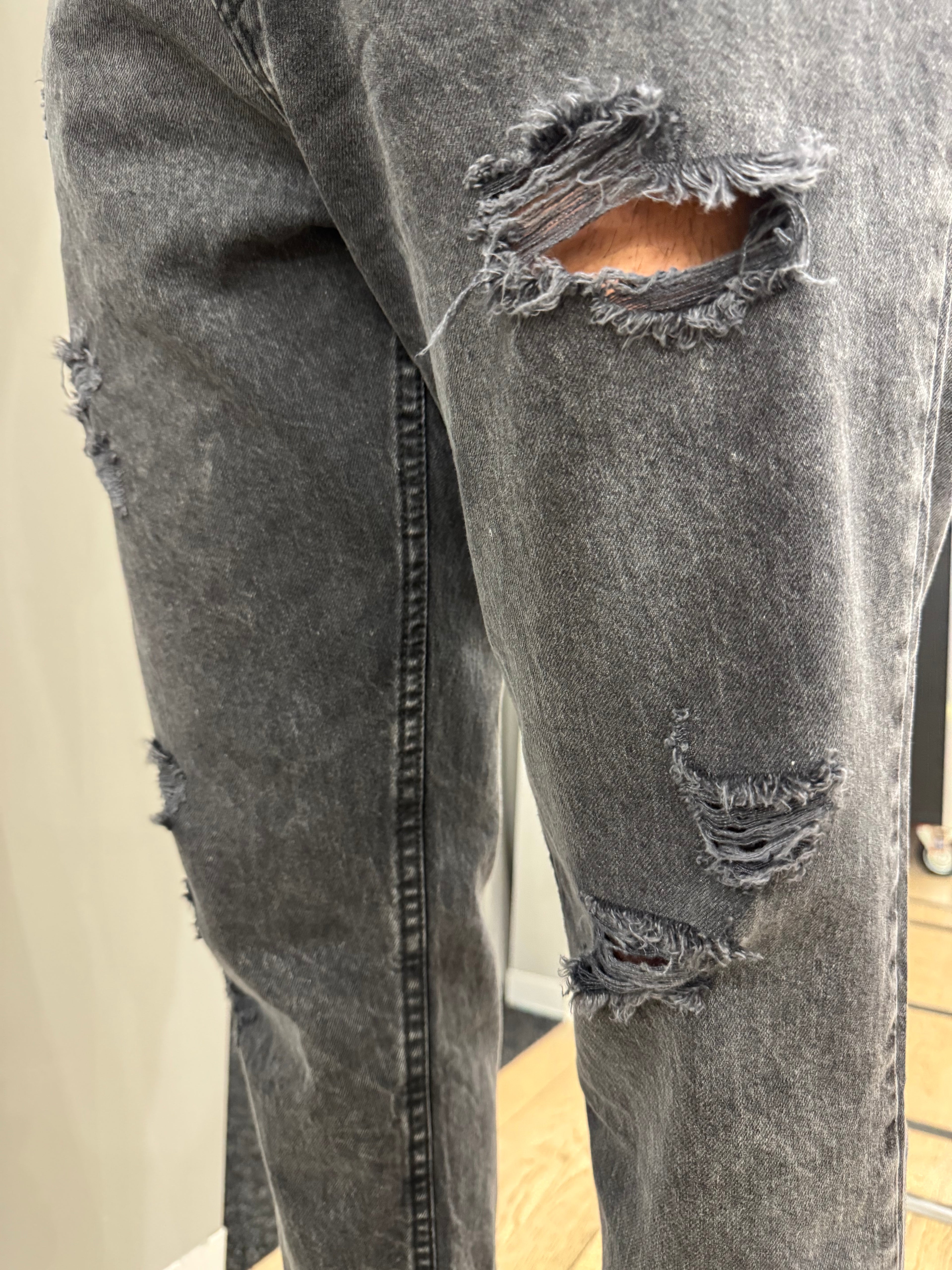 Jeans con strappi - NoMoreBrand