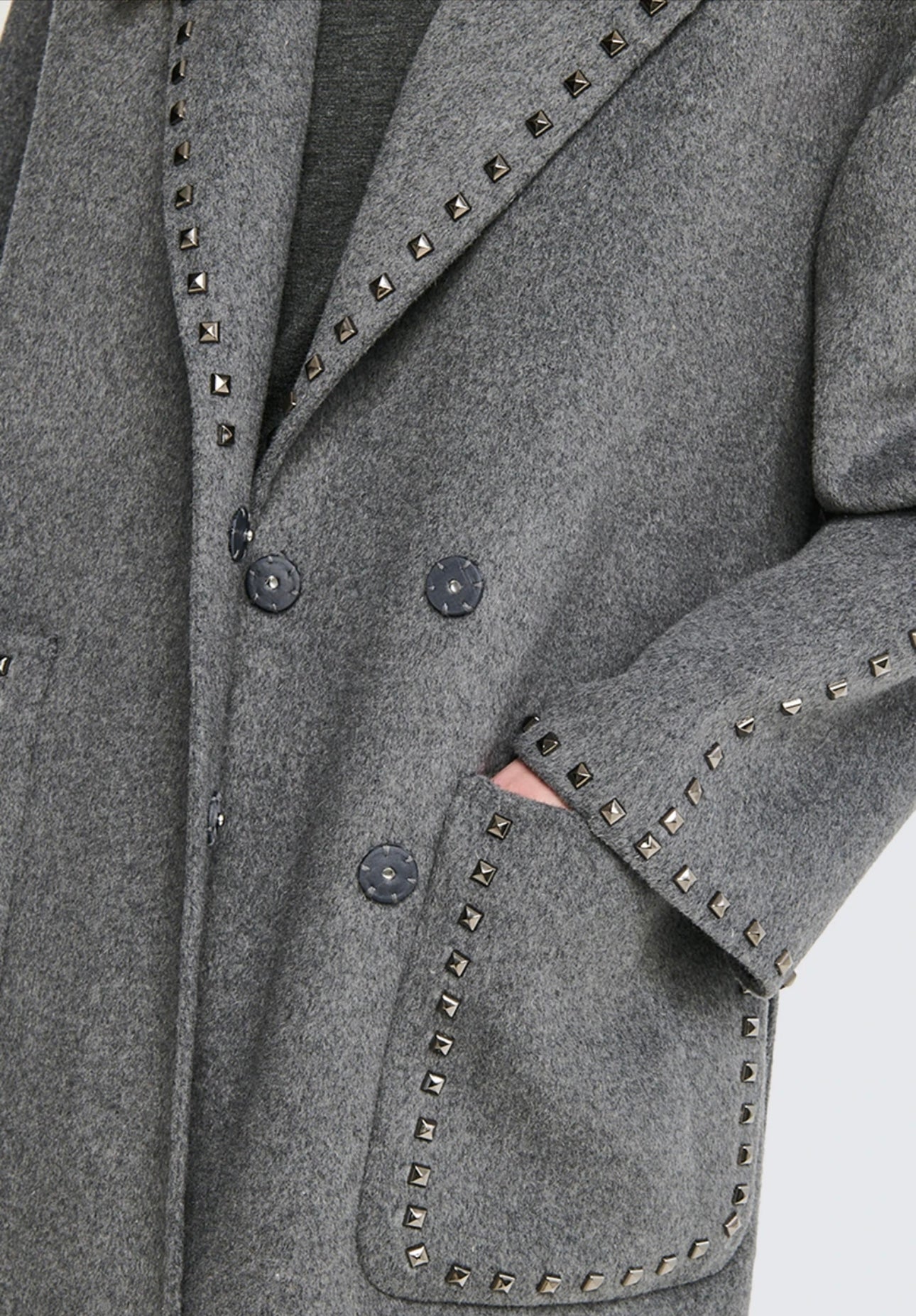 Cappotto con borchie in lana