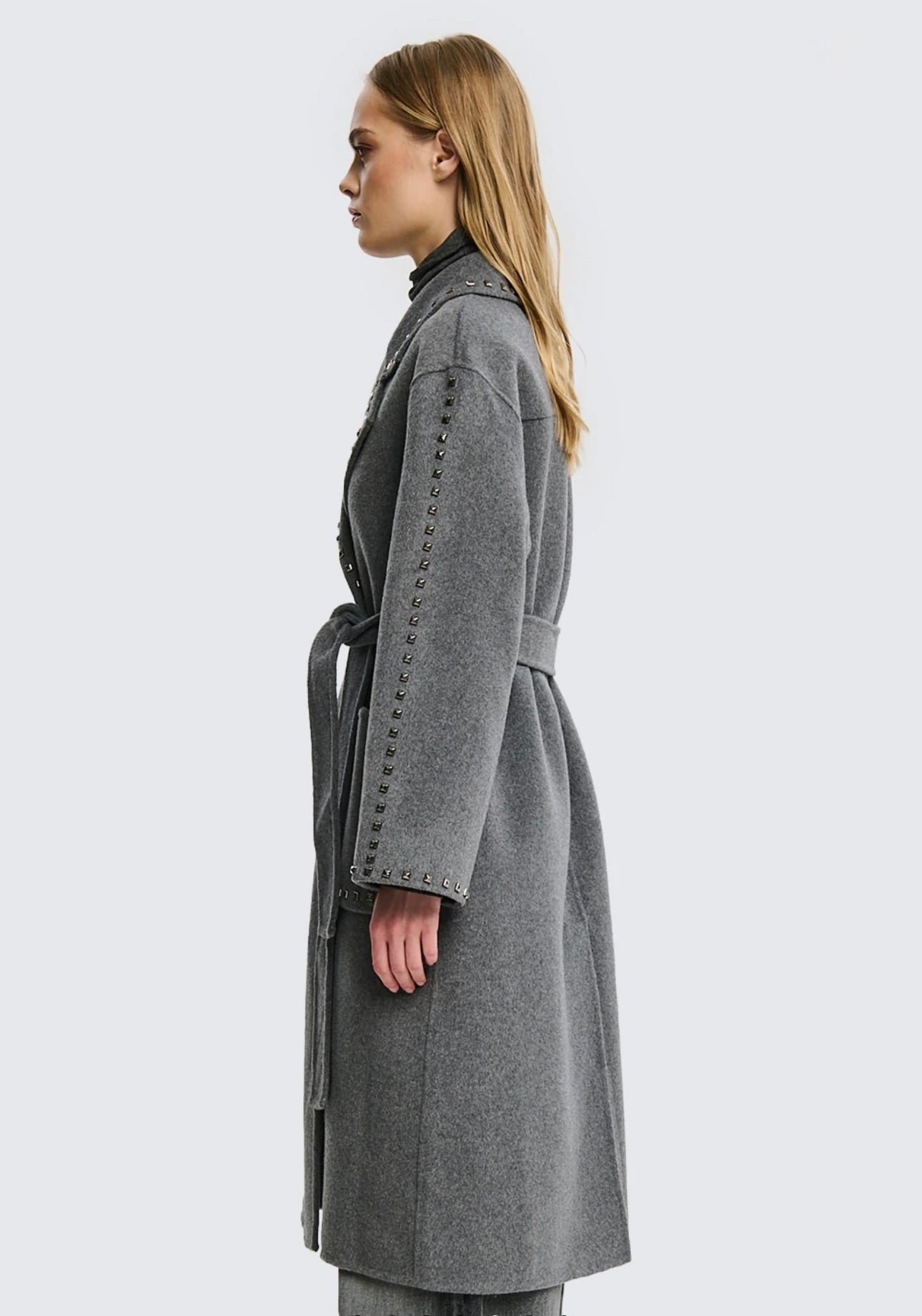 Cappotto con borchie in lana