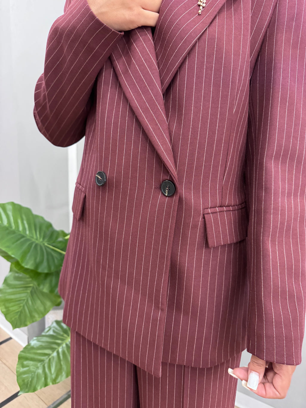 Giacca gessata con spilla - NoMoreBrand