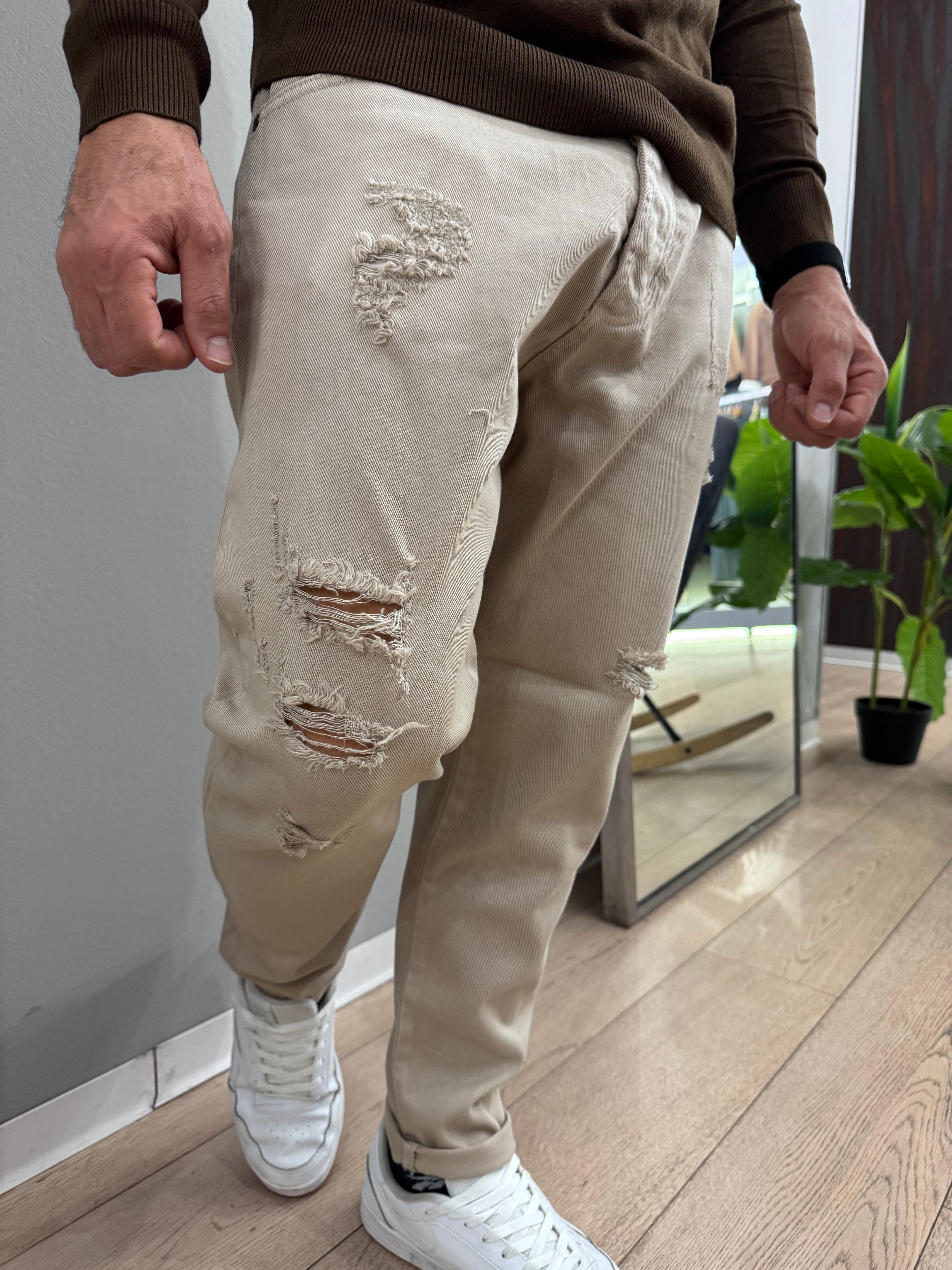 Pantalone con strappi - NoMoreBrand