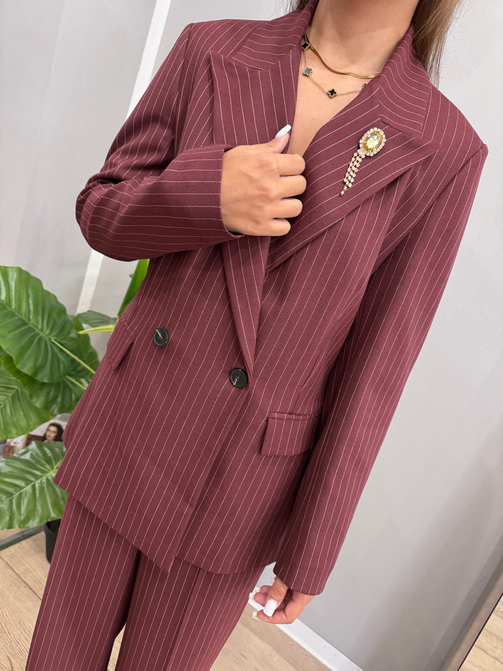 Giacca gessata con spilla - NoMoreBrand