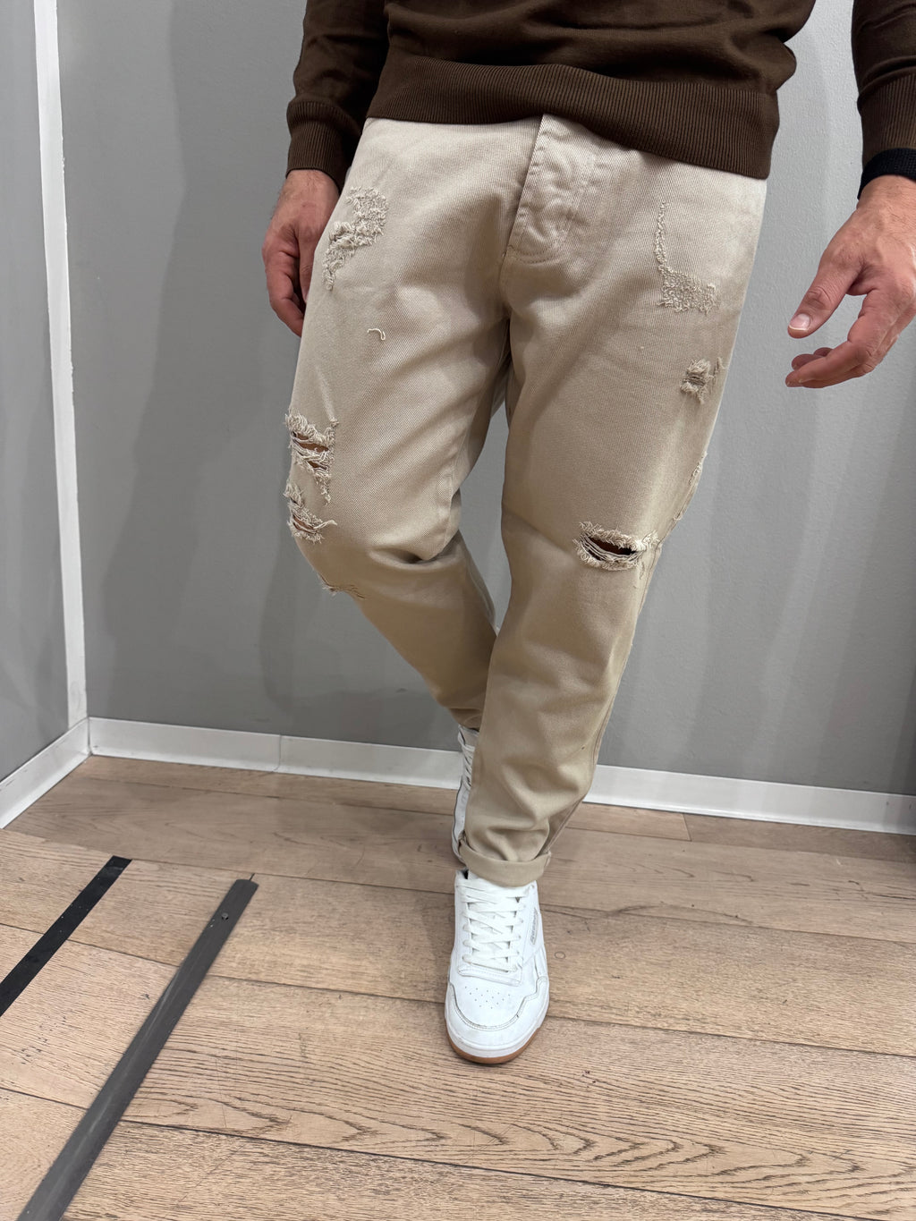Pantalone con strappi - NoMoreBrand