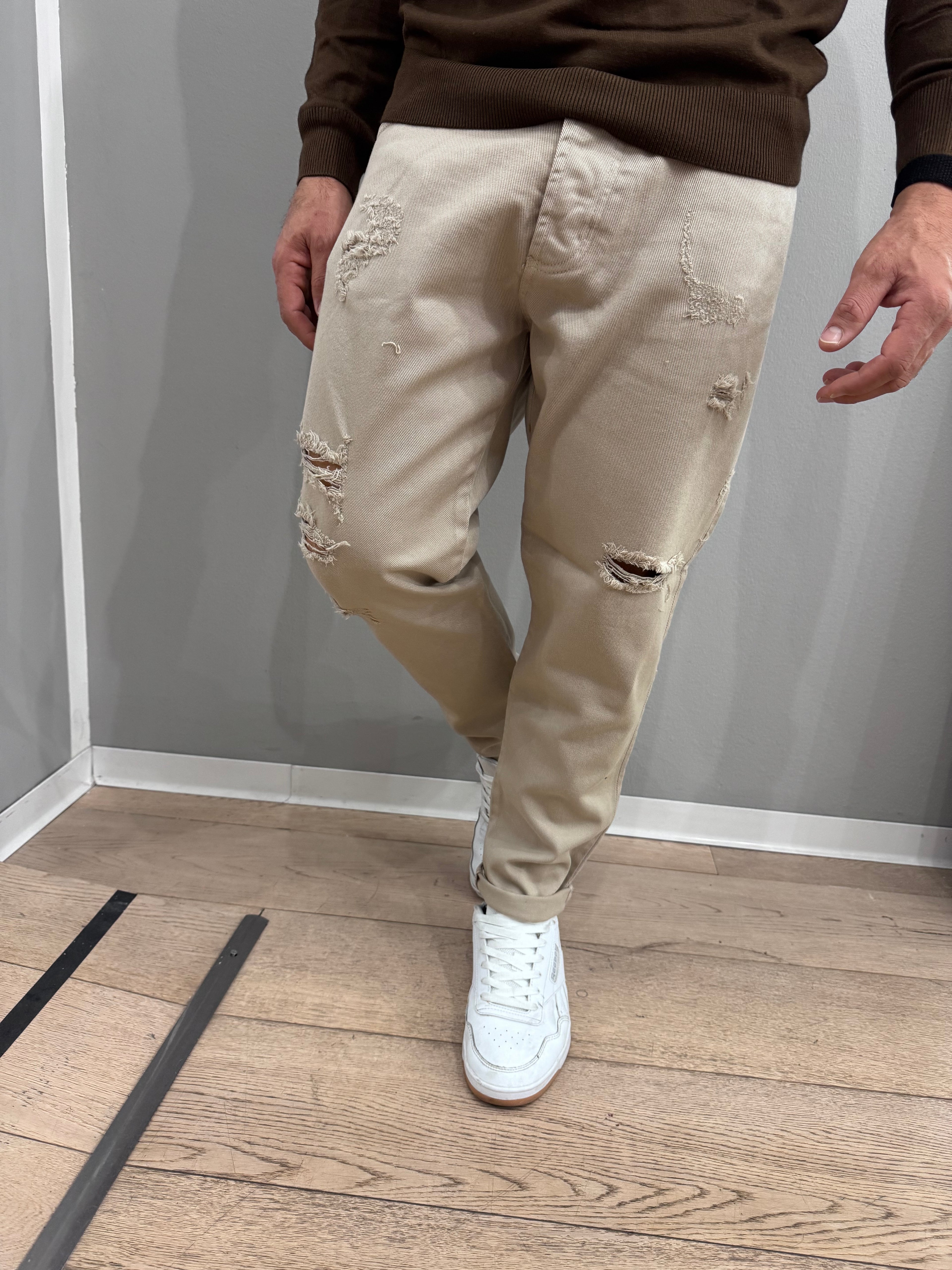 Pantalone con strappi - NoMoreBrand